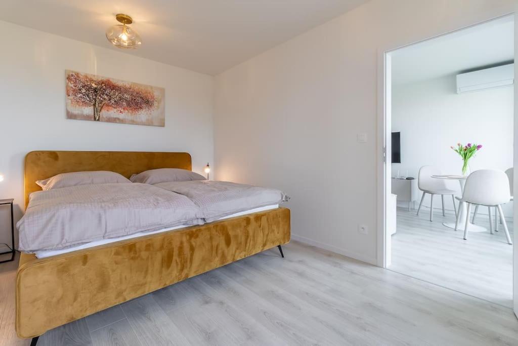 Cozy Apartment Near City Centrum And Bratislava Airport Exterior photo