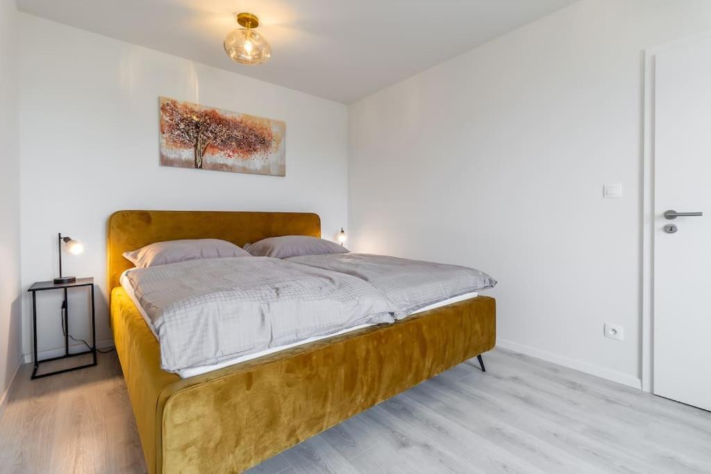 Cozy Apartment Near City Centrum And Bratislava Airport Exterior photo
